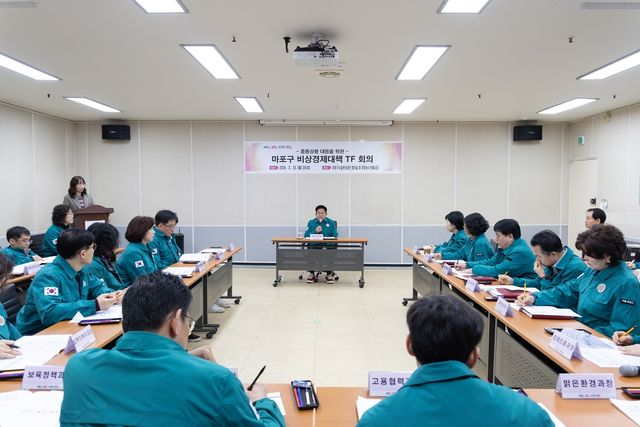 박강수 마포구청장이 23일 비상경제 대책 TF 회의에 참석해 당부사항을 전달하고 있다. [마포구 제공. 재판매 및 DB 금지]