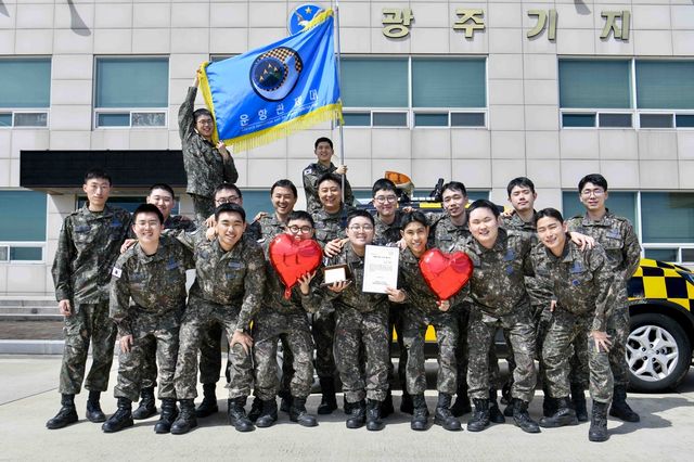 조혈모세포 기증한 송민준 일병(앞줄 가운데)