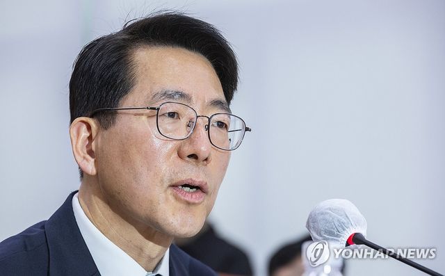 인사청문회에서 질문에 답하는 황종우 해수부 장관 후보자