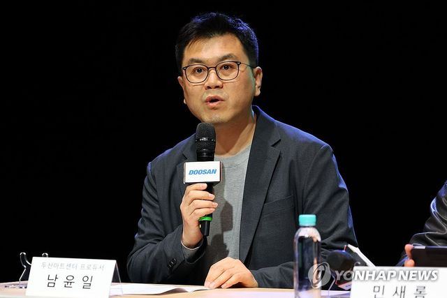 인사말 하는 남윤일 두산아트센터 프로듀서