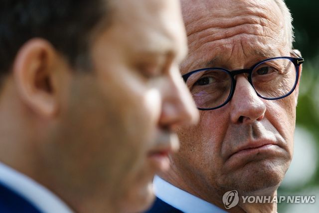 라르스 클링바일 SPD 공동대표(왼쪽), 프리드리히 메르츠 독일 총리