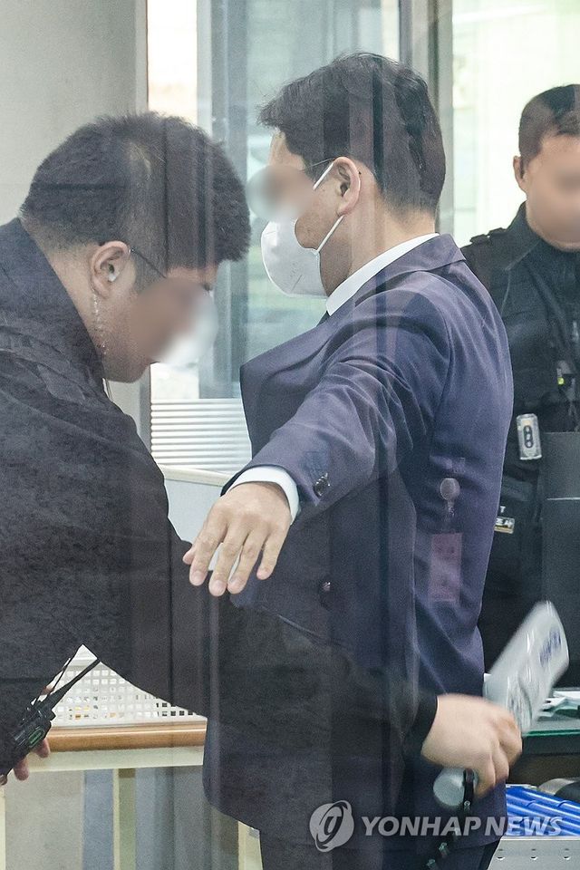 '재판거래 의혹' 부장판사, 영장심사 출석