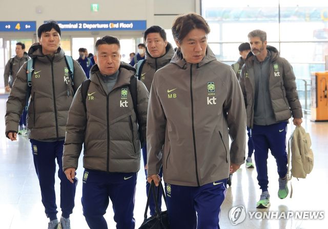 유럽원정 출국하는 홍명보 감독