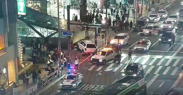 23일 저녁 서울 마포구 홍대입구역 인근에서 발생한 스포츠유틸리티차(SUV) 인도 돌진 사고 모습 [독자 제공. 재판매 및 DB 금지]