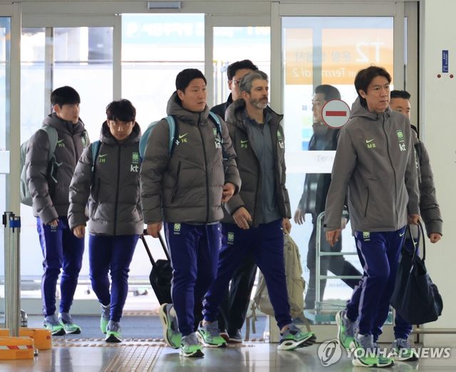 유럽원정 출국하는 홍명보 감독