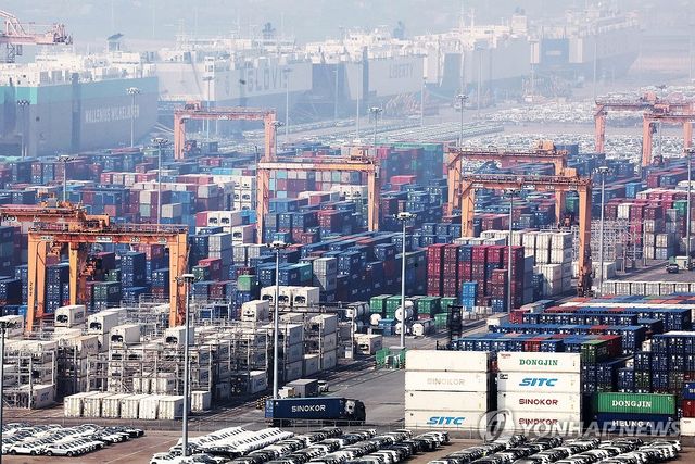 평택항에 쌓여있는 컨테이너