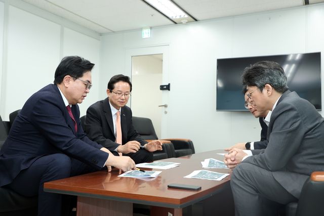 박일하 동작구청장(왼쪽 첫번째)과 최호권 영등포구청장(왼쪽 두번째)이 지난 20일 주택도시보증공사(HUG) 서울서부지사에서 홍지선 국토교통부 제2차관(오른쪽 첫번째)을 만났다. 박 구청장은 이 자리에서 수색~광명 고속철도 건설사업의 노선 대안을 제시했다. [동작구 제공. 재판매 및 DB 금지]