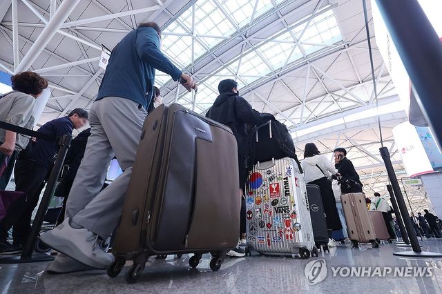 캐리어 끄는 여행객