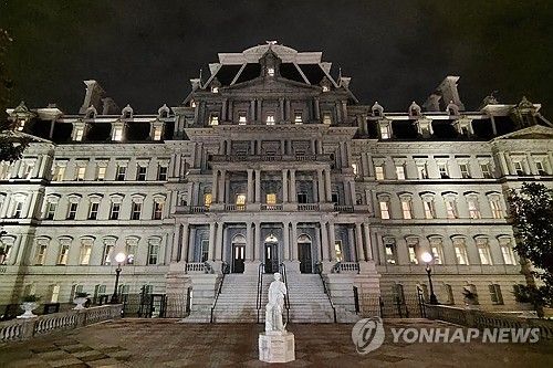 백악관에 세워진 콜럼버스 동상 