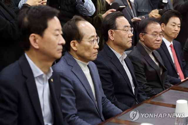 눈 감은 주호영 의원