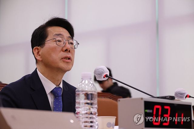 의원 질의에 답하는 황종우 해양수산부 장관 후보자