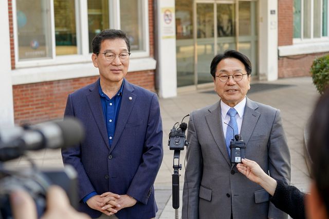 옥현진 대주교 예방한 강기정(사진 오른쪽), 신정훈 