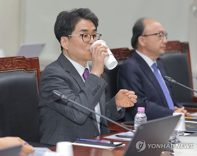 물 마시는 김우석 방미심위 위원