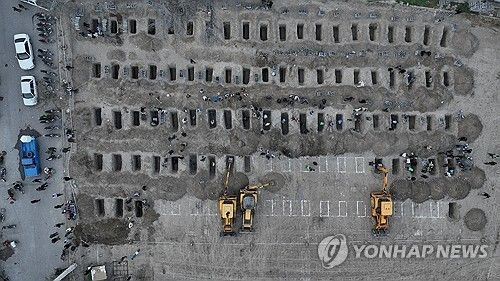 이란 미나브 초등학교 폭격 피해자들 무덤