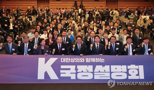 기념 촬영하는 김민석 국무총리