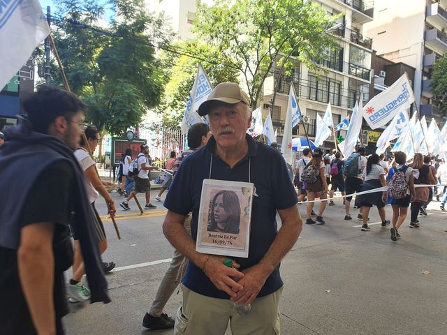 아르헨 군사 쿠데타 50주년 행진에서 인터뷰하는 산티아고 카라라(77)씨