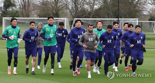 훈련하는 한국 축구 국가대표팀