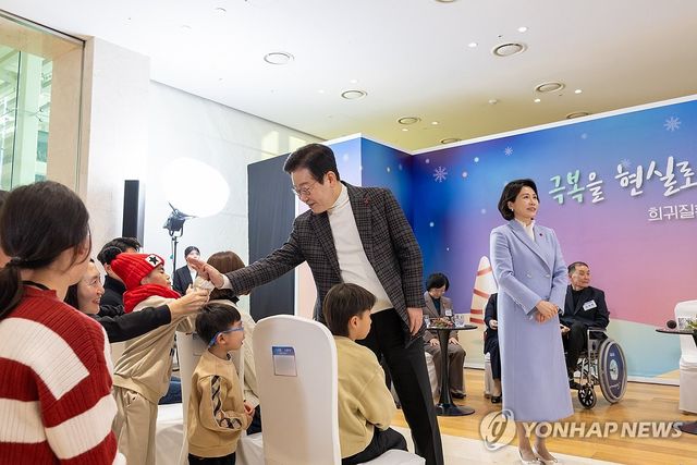 아이들과 하이파이브하는 이재명 대통령