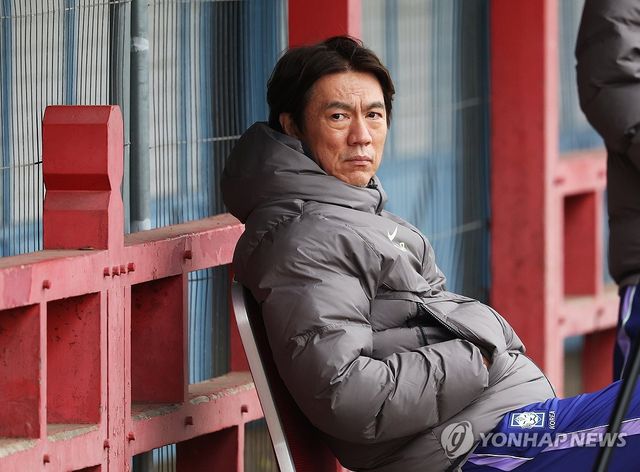 훈련 지켜보는 홍명보 감독