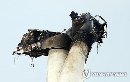 검게 그을린 풍력발전기