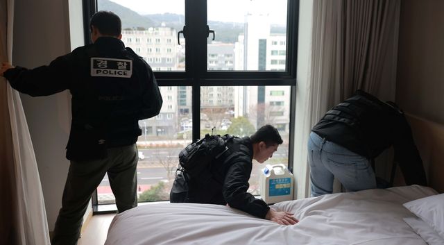 제주 숙박업소 무선중계기 설치 여부 점검하는 경찰