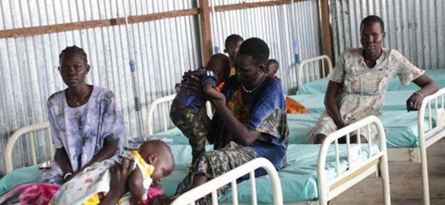 치료를 위해 보건소에서 대기하는 남수단 여성들