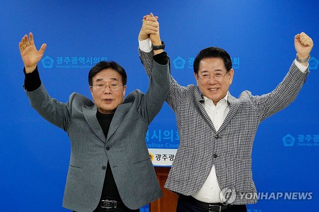 만세하는 김영록 전남광주특별시장 예비후보·이병훈 부위원장