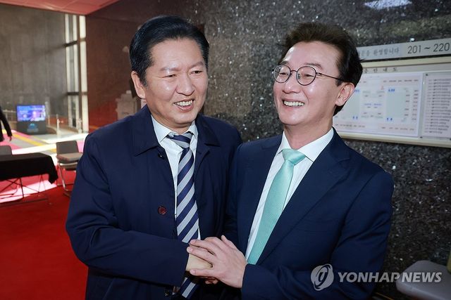 대화하는 민주당 정청래 대표와 전재수 의원