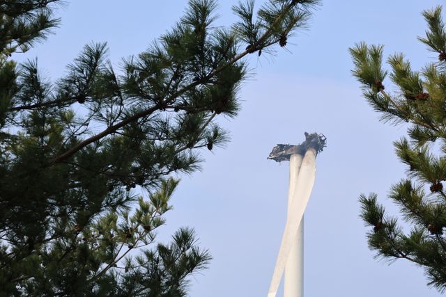 불이 완전히 꺼지지 않은 영덕 풍력발전기