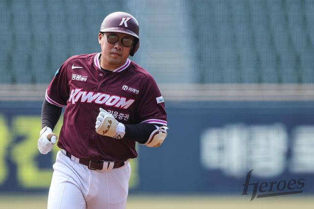 24일 LG전에서 홈런을 치고 베이스를 도는 키움 안치홍