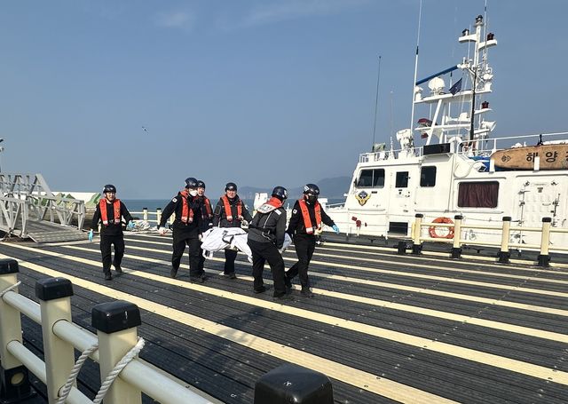 실종자 이송하는 해경