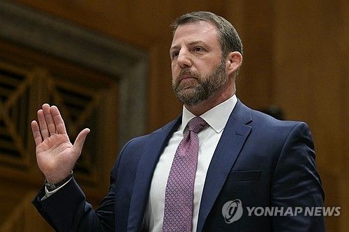 인준 청문회에서 선서하는 마크웨인 멀린 미국 국토안보부 장관 후보자