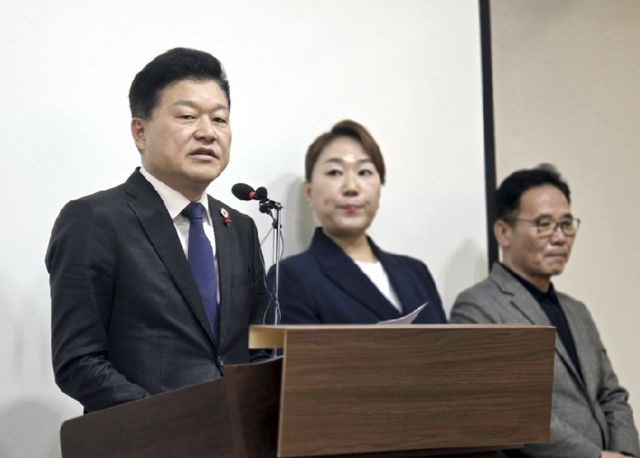 기자회견 하는 신용한(왼쪽) 충북도지사 예비후보