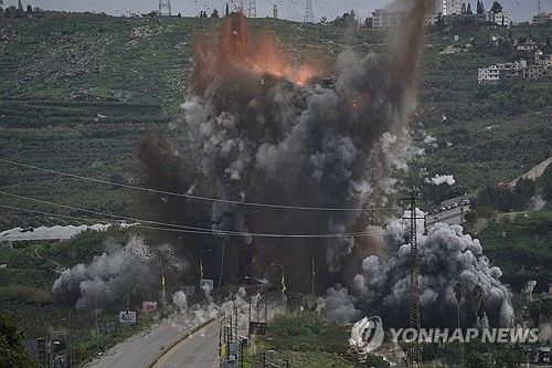 이스라엘군이 레바논 남부 티레의 카스미예 다리에 공습을 가하는 순간.