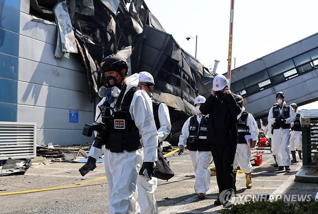 화재 현장에서 나오는 합동 감식반