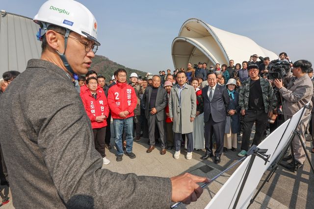 서면대교 추진 상황 점검하는 김진태 지사