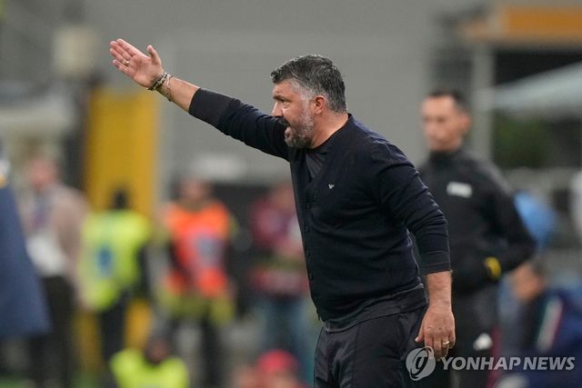 경기 지휘하는 가투소 감독.