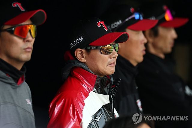 경기 지켜보는 염경엽 감독