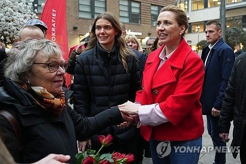 24일 코펜하겐에서 시민들을 만나는 메테 프레데릭센 덴마크 총리(오른쪽) [AP 연합뉴스 자료사진. 재판매 및 DB 금지] 