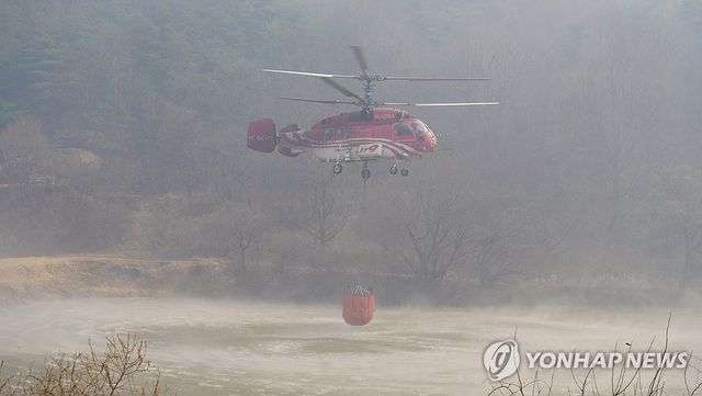 물 긷는 소방헬기