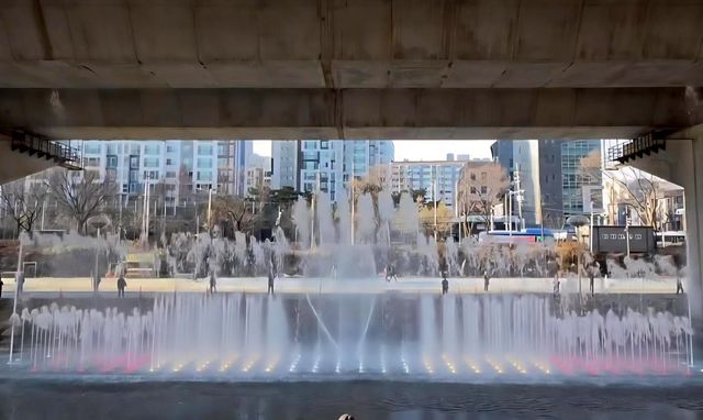 서대문구 홍제천 음악분수 시험 가동 모습