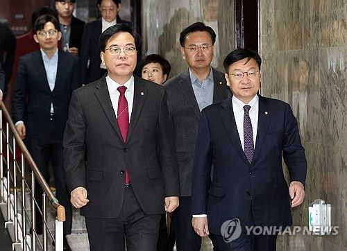 원내대책회의 입장하는 송언석-유상범-정점식