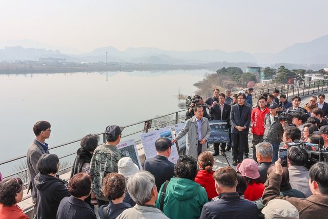 서면대교 추진 상황 설명하는 김진태 지사
