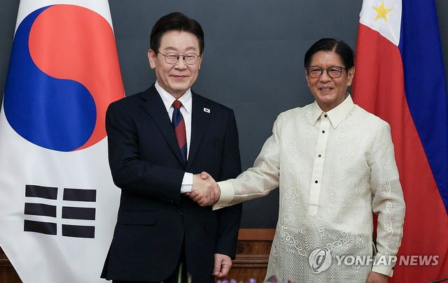 악수하는 한-필리핀 정상