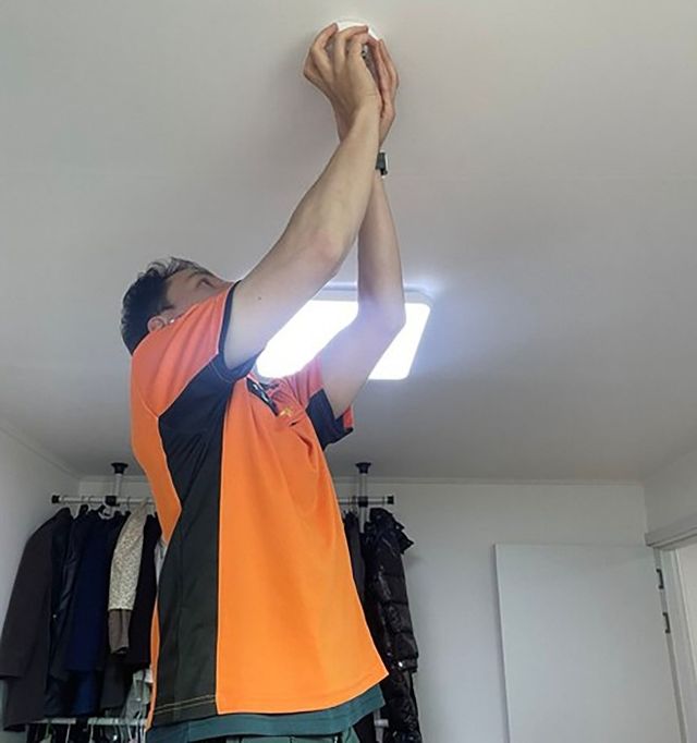 주택에 화재감지기를 설치하는 모습