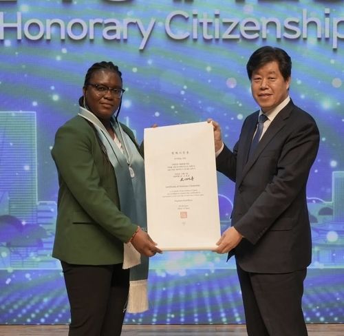 서울시 명예시민증을 받는 티티 씨