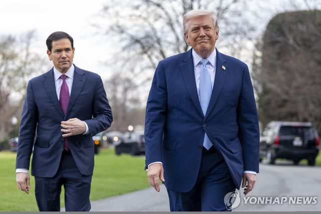 도널드 트럼프 미국 대통령과 마코 루비오 미 국무장관(왼쪽)