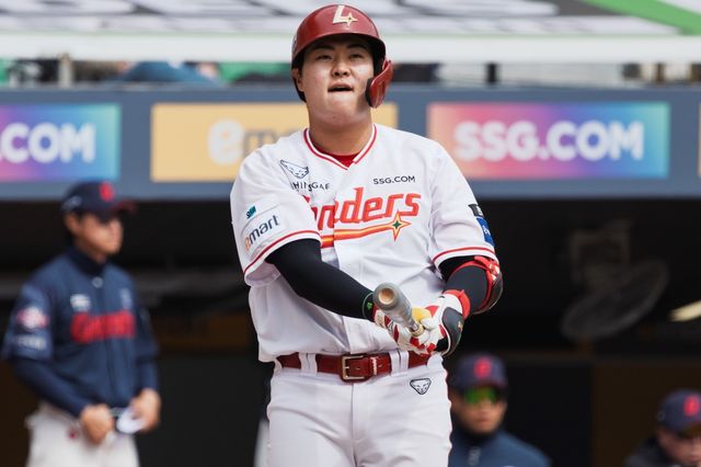 24일 롯데전에서 타격하는 SSG 고명준