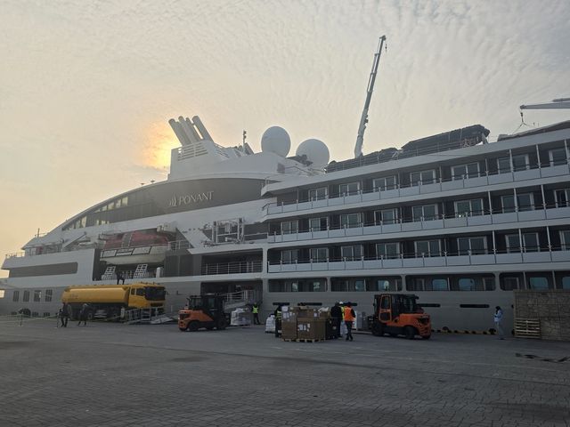 부산항에 입항한 르 쏘레알호