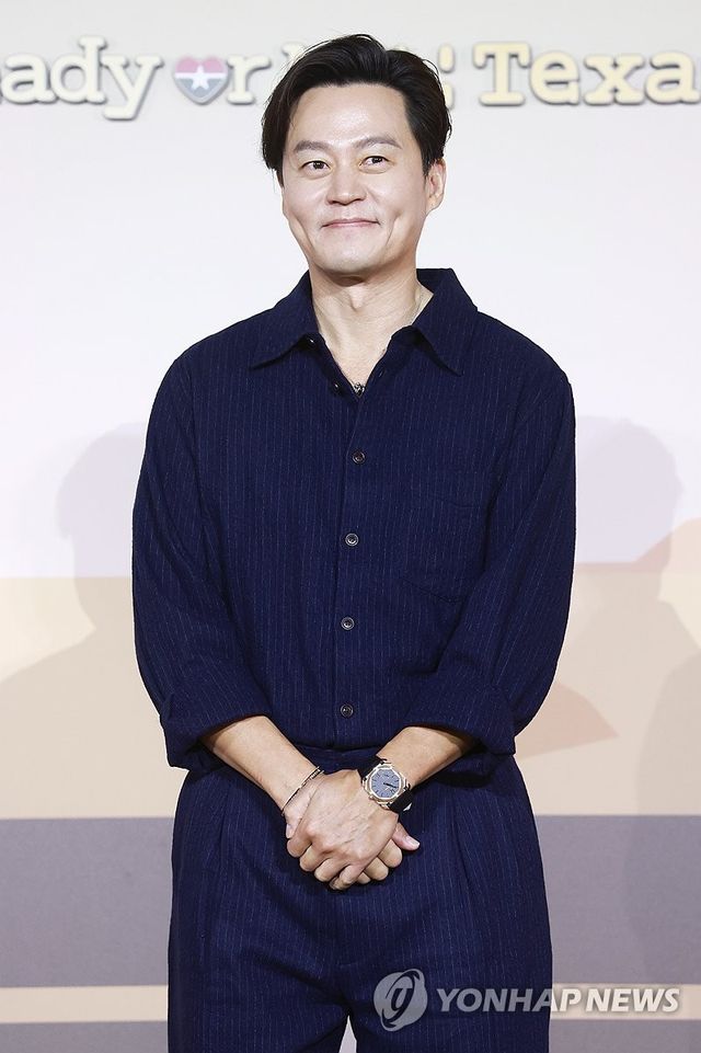 이서진, 수줍은 포즈